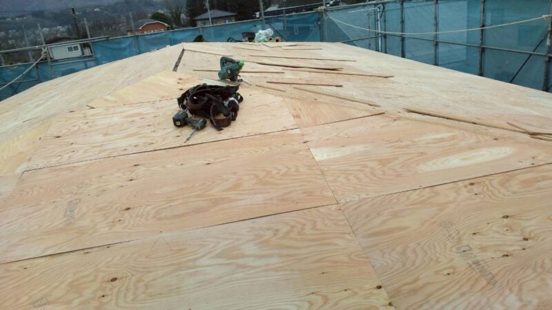 コロニアルカバー工法 緩い勾配の為 立平葺きにて施工